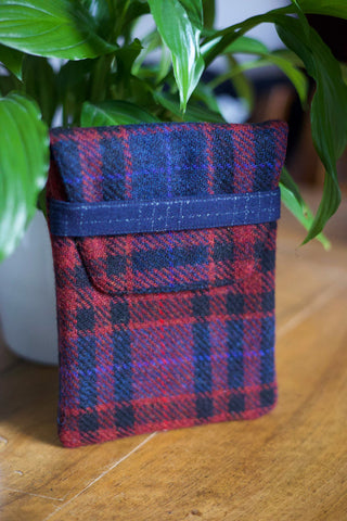 Custodia Kindle - tartan merlot